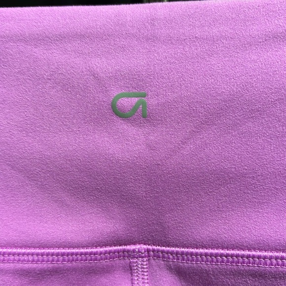 Gap Fit cropped high waist leggings, moisture wicking, side pockets inseam 20” - Picture 5 of 10